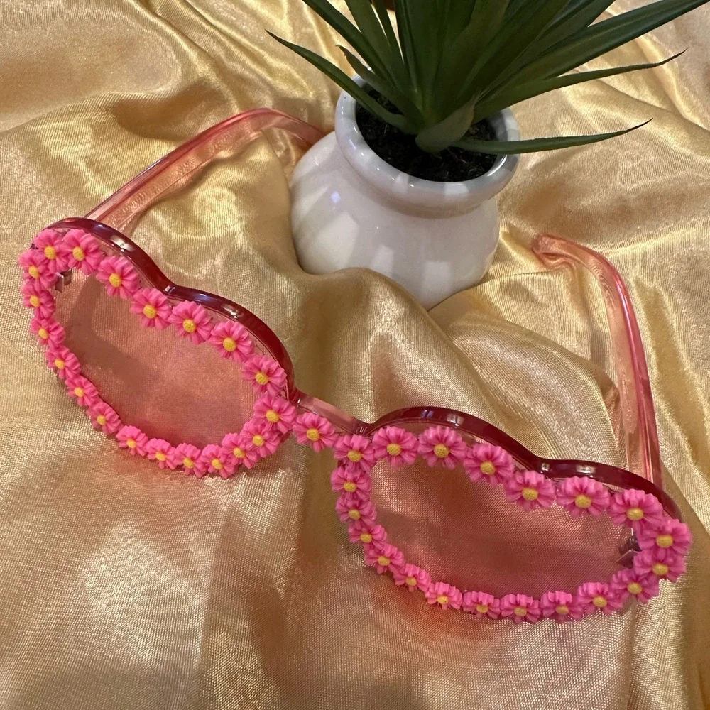 🌹Large Daisy Flowers Pink Hearts Sunglasses